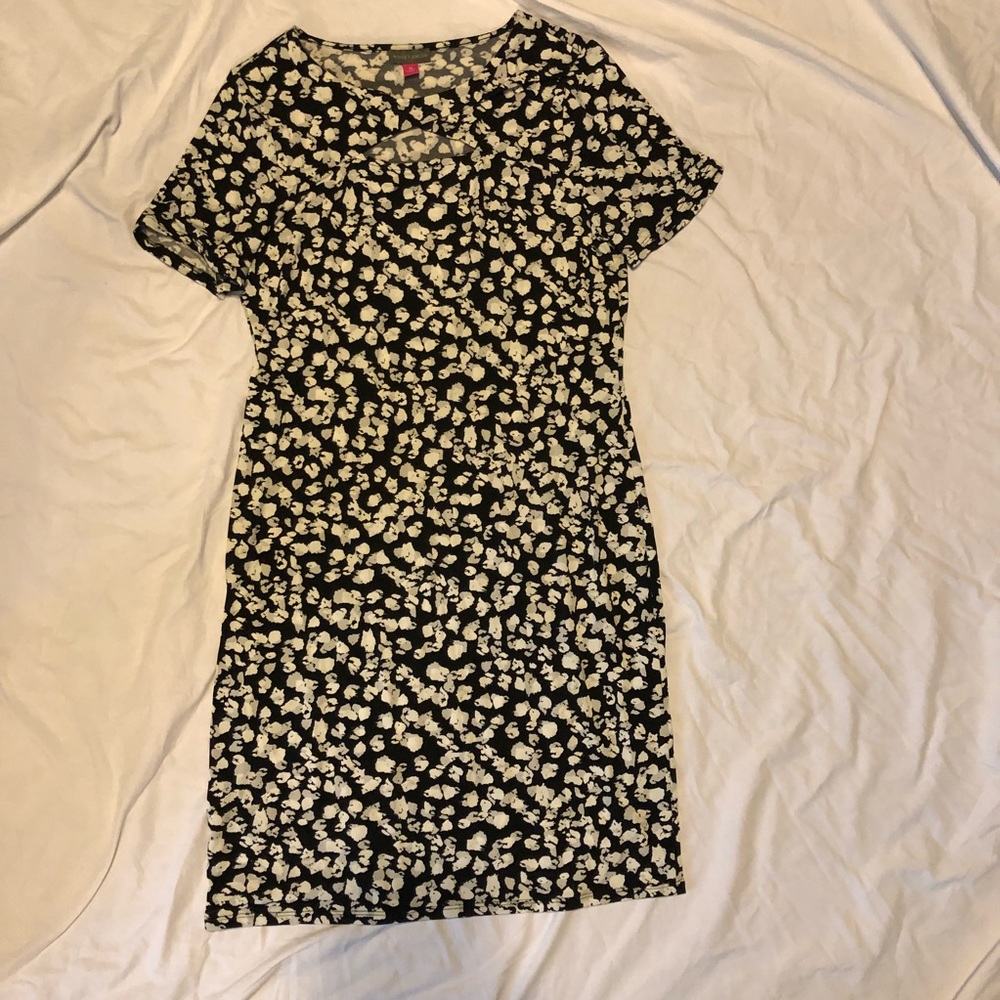 Vince Camuto Dress with cutout. Size M.